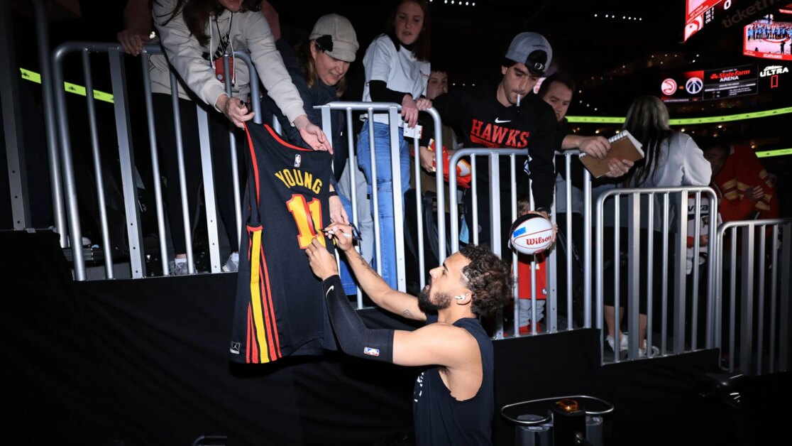 Трэй получил видеопоздравление по возвращении в Атланту. Янг был лицом франшизы в Атланте, заработав 4 путевки на Матч всех звезд и выведя «Ястребов» в восточный финал в 2021 году.