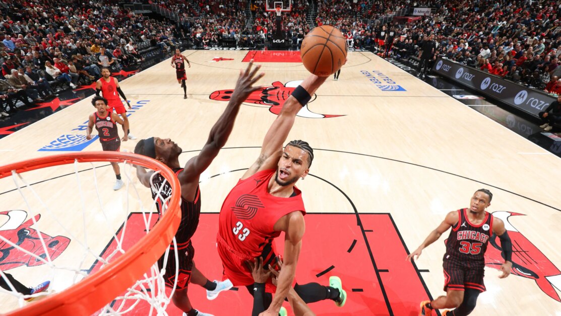 Прямые обновления: лучшие моменты из списка из 10 игр. Следите за сегодняшними действиями НБА, а мы будем держать вас в курсе последних событий и событий лиги.