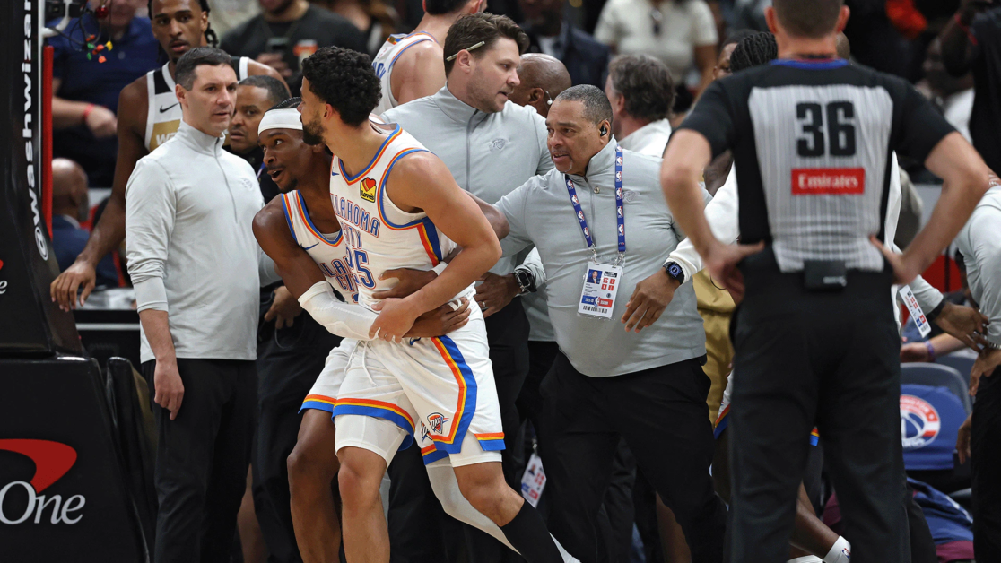 НБА объявила штрафы за игру Thunder-WizardsНБА объявила штрафы за драку на корте, которая произошла во время игры Thunder-Wizards 21 марта.