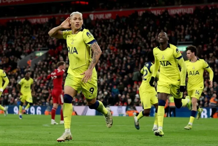 Итоги Премьер-лиги: «Ливерпуль» удерживает «Тоттенхэм», «Манчестер Юнайтед» обыграл «Виллу», пустые ничьи в других местах